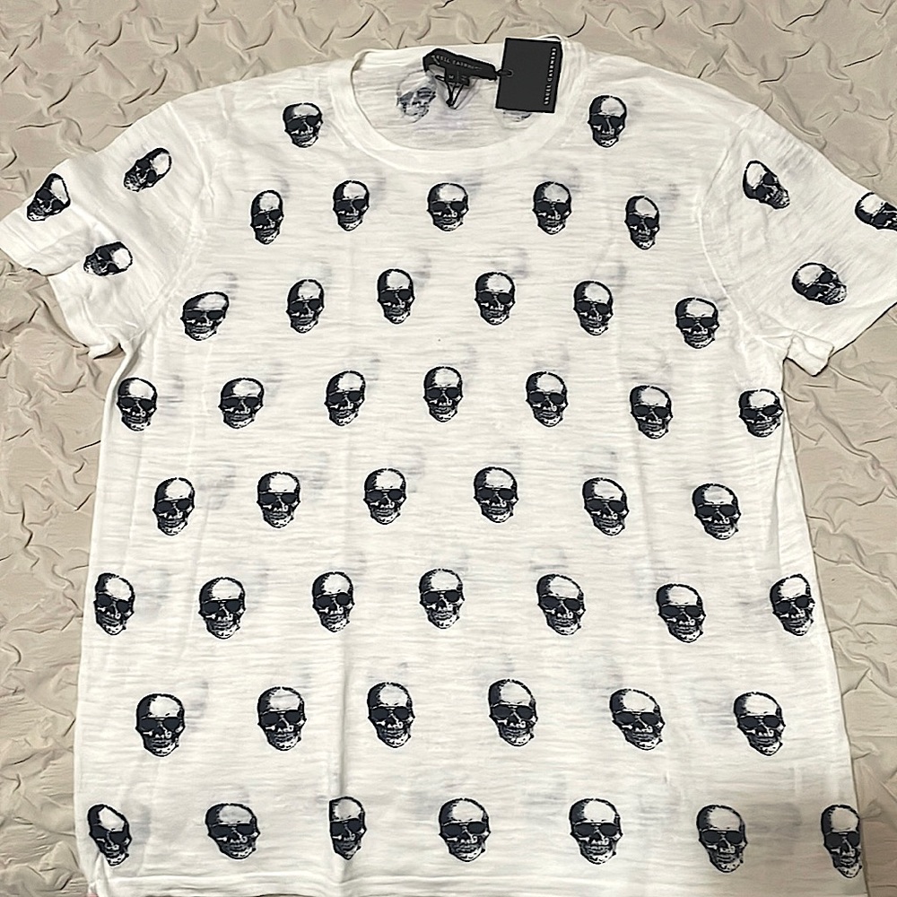 Skull Cashmere Tshirt. Small hole barely noticeable can be easily repair…
